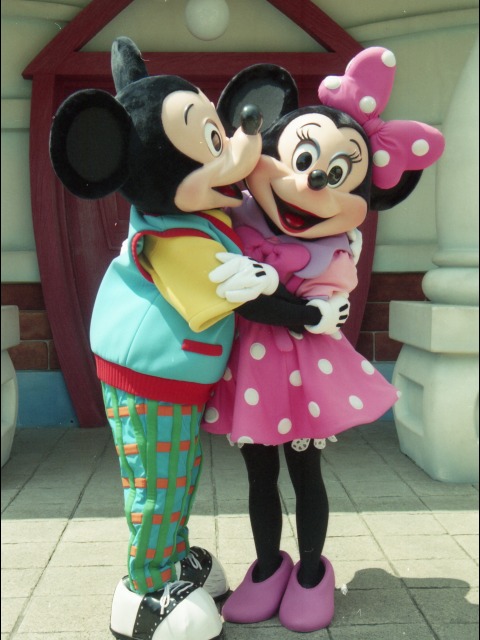 ミッキーにキスされるミニー（トゥーンタウン）