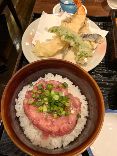 ネギトロ小丼と天ぷら盛り合わせ（凛や）
