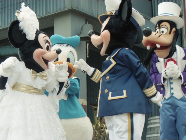 ミニー、ドナルド、ミッキー、グーフィー（セイル・アウェイ）