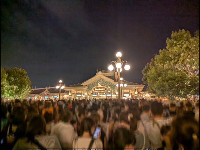 入園待ち（プライベート・イブニング・パーティーチ）
