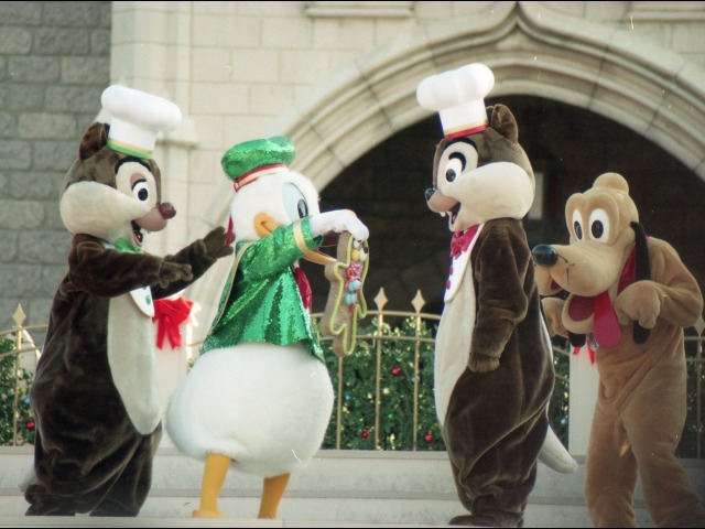デール、ドナルド、チップ、プルート（ミッキーのクリスマスプレゼント）