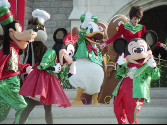 グーフィー、ミニー、ドナルド、ミッキー（ミッキーのクリスマスプレゼント）