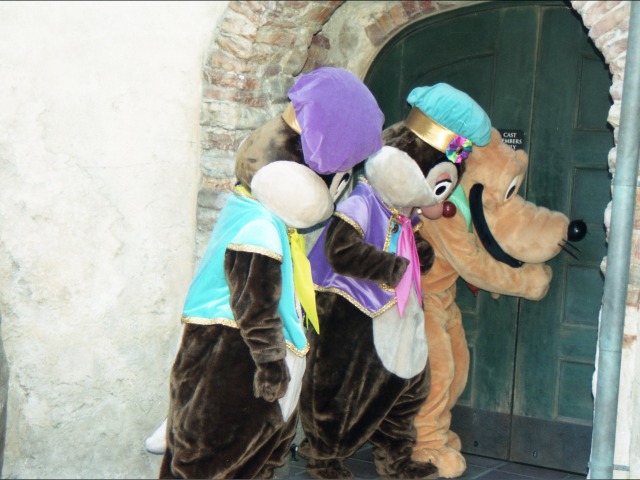 チップ、デール、プルート（エントランス）