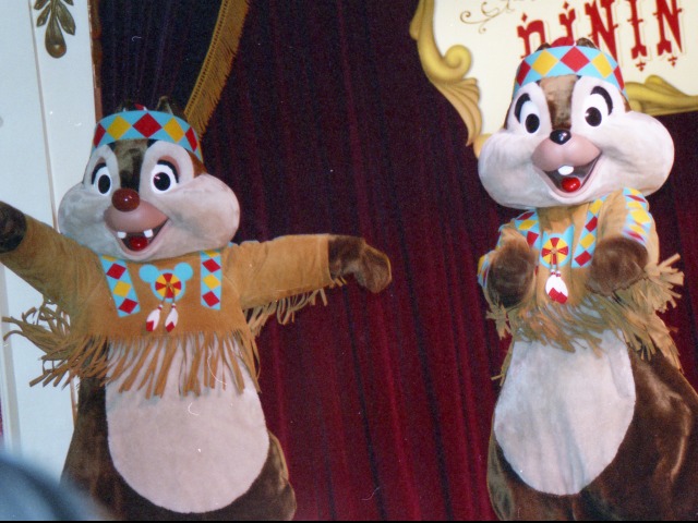 デールとチップ（スルーフットスーのダイニング＆ファン）