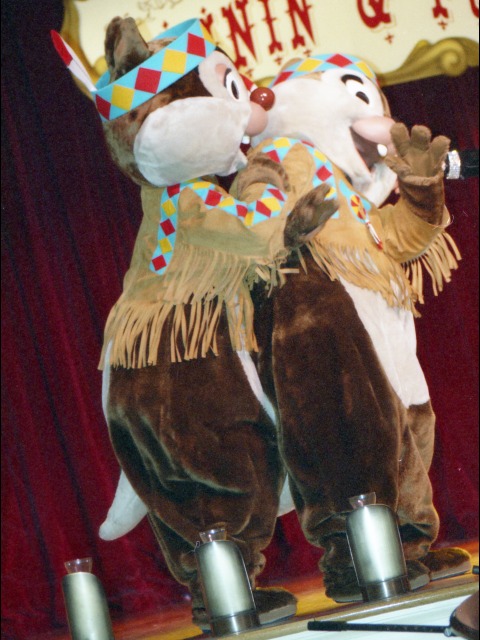 デールとチップ（スルーフットスーのダイニング＆ファン）