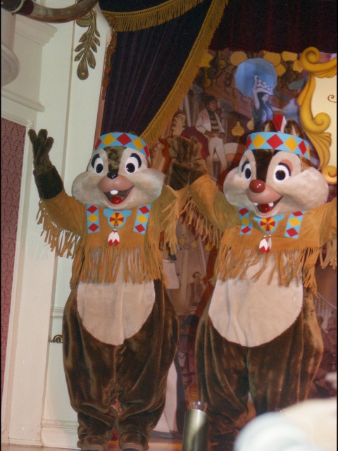 チップとデール（スルーフットスーのダイニング＆ファン）