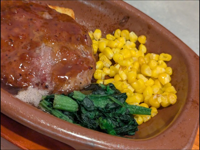 オニオンソースハンバーグ 付け合わせアップ（サイゼリヤ）