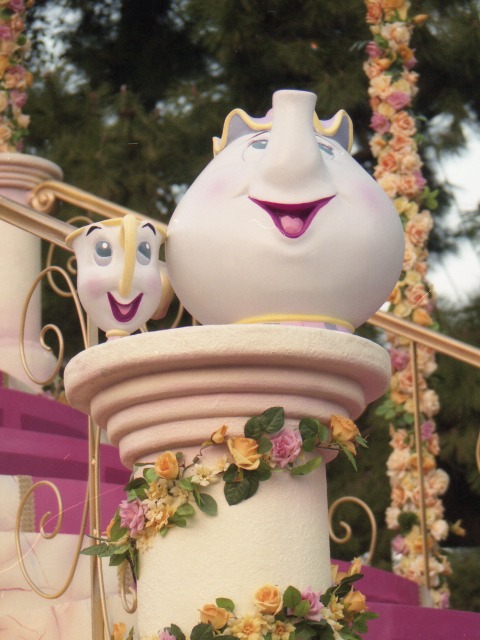 チップとポット夫人（ディズニー・プリンセス・プロセッション“ブーケ・オブ・ラブ”）