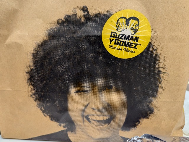 もじゃもじゃ紙袋(GUZMAN Y GOMEZ)