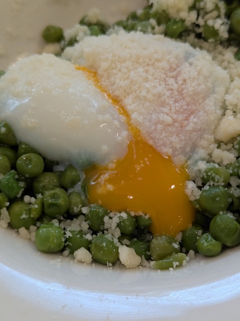 柔らか青豆の温サラダ 卵割り（サイゼリヤ）