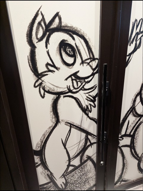 待機列壁のイラスト チップ(ディズニーストア ディズニーフラッグシップ東京)