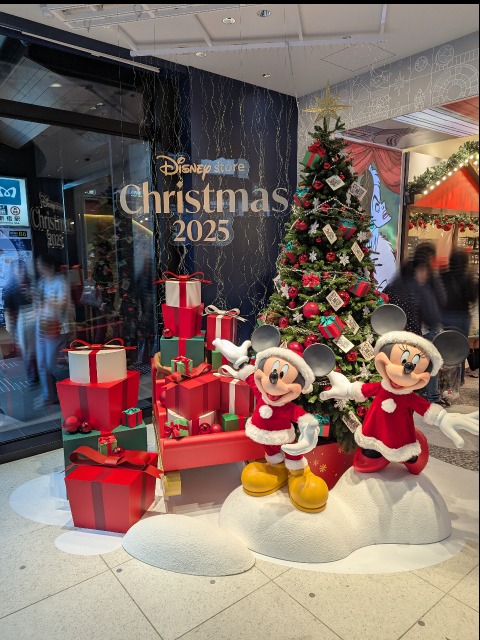 クリスマス飾りとミッキーとミニー（ディズニーストア ディズニーフラッグシップ東京）