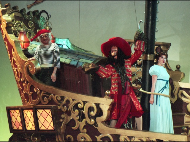 MR.スミー、フック船長、ウェンディ（ワンマンズ・ドリームⅡ－ザ・マジック・リブズ・オン）