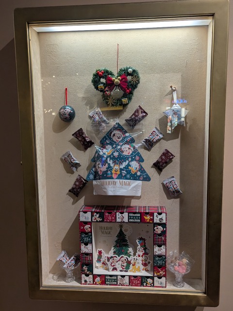クリスマスグッズの壁ディスプレイ(ディズニーストア)