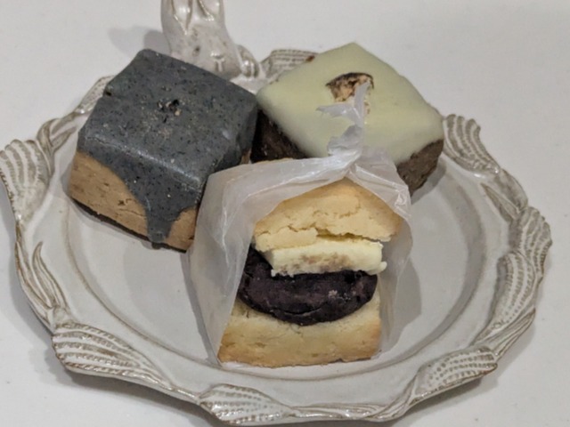 有機あんバターサンド、黒ごまきなこラテ、ほうじ茶マロンラテ(スコーン専門店iro)