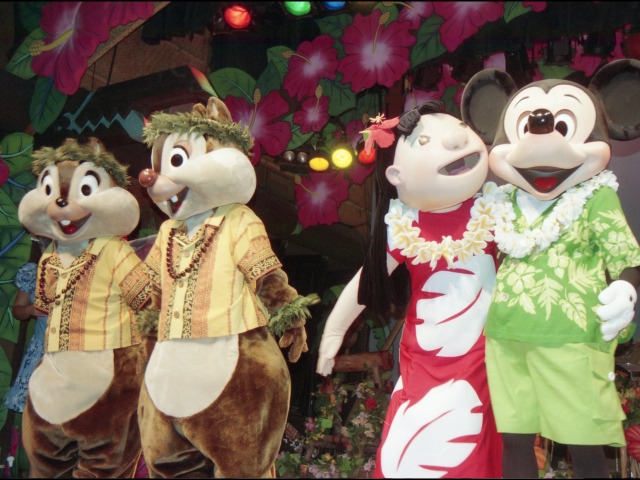 チップ、デール、リロ、ミッキー（リロのルアウ＆ファン）