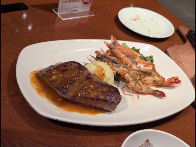 リブアイステーキ250g(温野菜・マッシュポット付)、グリルシュリンプ2尾(OUTBACK STEAKHOUSE)