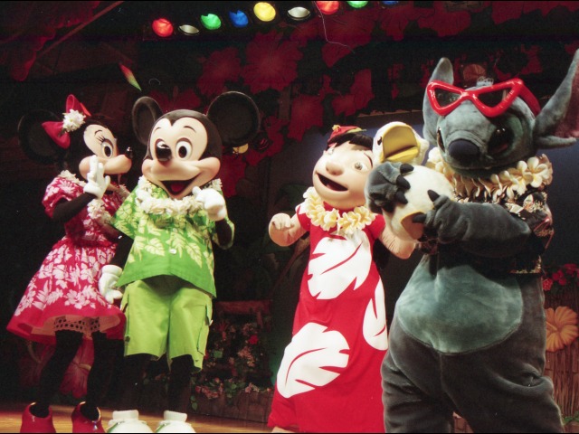 ミニー、ミッキー、リロ、スティッチ（リロのルアウ＆ファン）