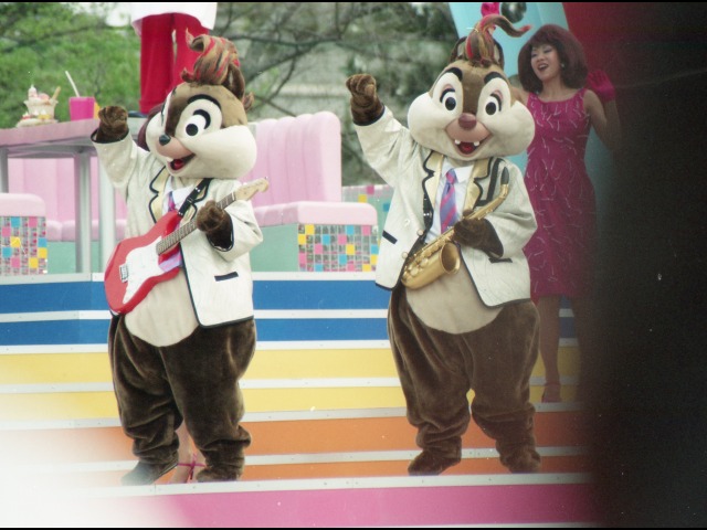 チップとデール（ディズニー・ロック・アラウンド・ザ・マウス）