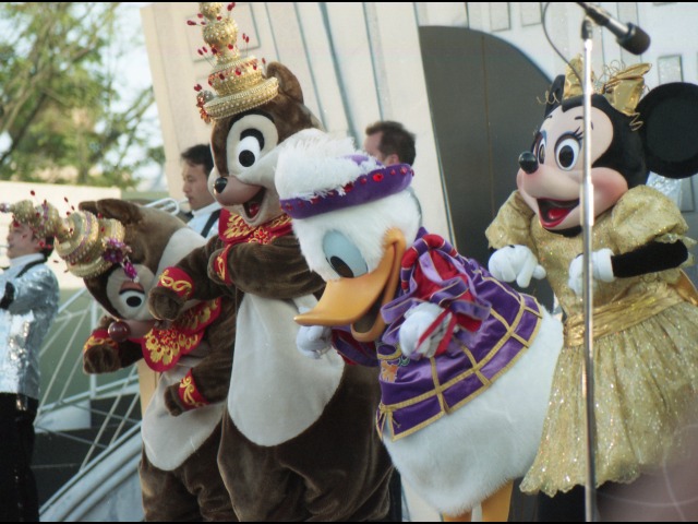 デール、チップ、ドナルド、ミニー（ディズニー・リズム・オブ・ワールド2005）