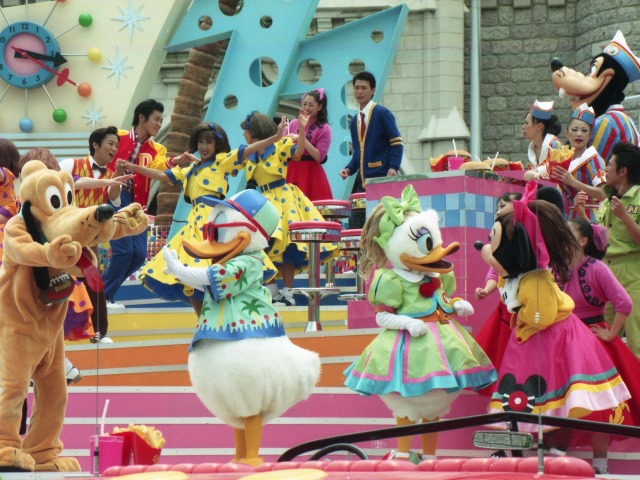 プルート、ドナルド、デイジー、ミニー、グーフィー（ディズニー・ロック・アラウンド・ザ・マウス）