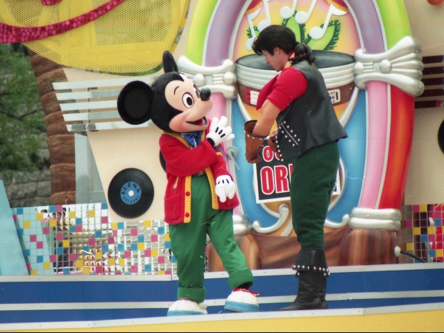 ミッキーとガストン（ディズニー・ロック・アラウンド・ザ・マウス）