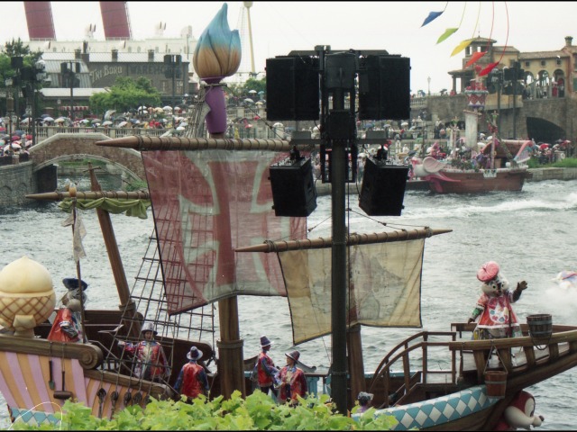 チップとデール船（ポルト・パラディーゾ・ウォーターカーニバル）