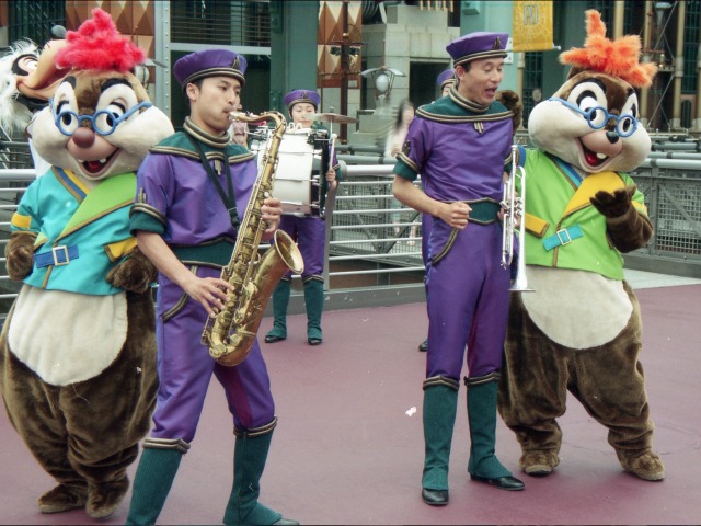 デール、サックス、トランペット、チップ（ディスカバリー・ミュージック・トゥループ）