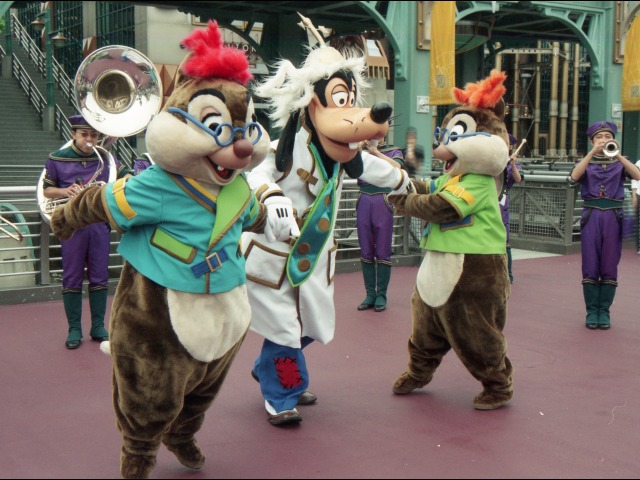 デール、グーフィー、チップ（ディスカバリー・ミュージック・トゥループ）