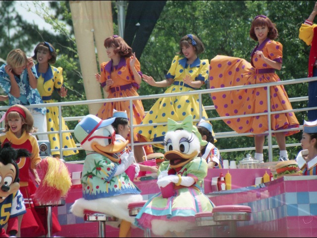 ドナルドとデイジー（ディズニー・ロック・アラウンド・ザ・マウス）