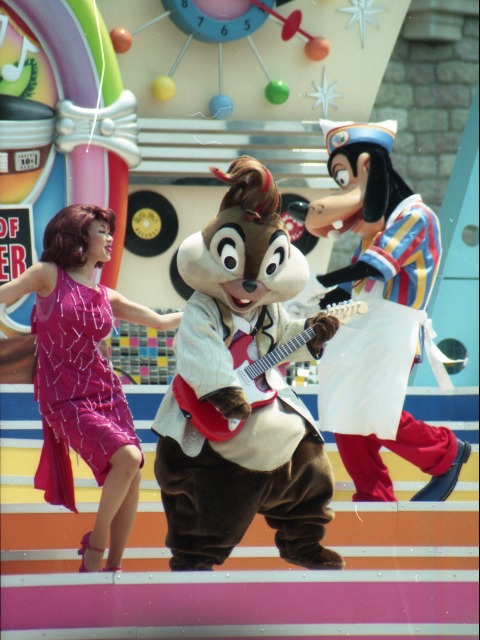 チップとグーフィー（ディズニー・ロック・アラウンド・ザ・マウス）