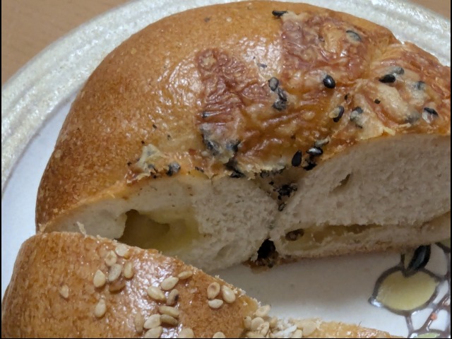 花椒（ホワジャオ）チーズ 断面（テコナベーグル）