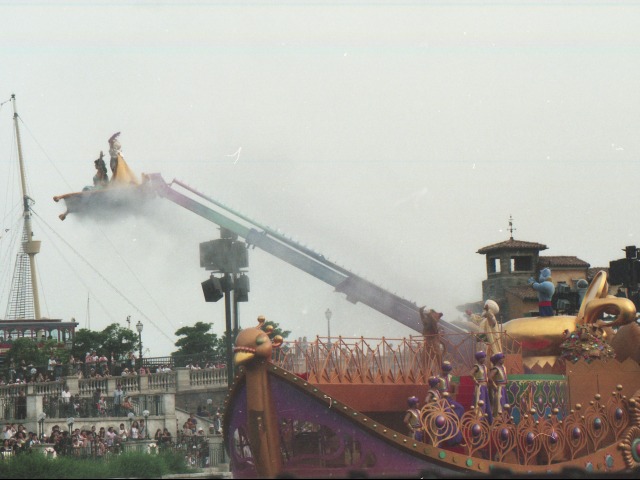 空飛ぶジャスミンとアラジン（アラジンのホールニューワールド）