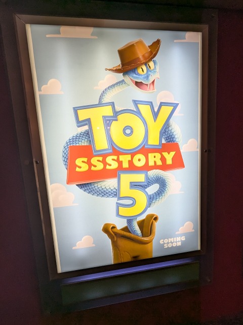 トイ・ストーリー5パロディ「TOY SSSTORY5」ポスターのゲイリー(シネマイクスピアリ)