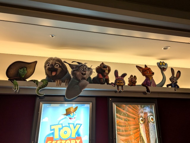 シアター入り口付近のズートピア2キャラクターはりぼて(シネマイクスピアリ)