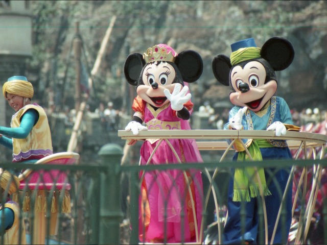 ミニーとミッキー（アラジンのホールニューワールド）