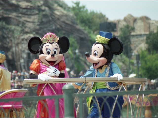 ミニーとミッキー（アラジンのホールニューワールド）