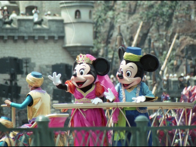 ミニーとミッキー（アラジンのホールニューワールド）