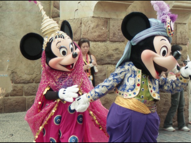 ミニーとミッキー（アラジンのホールニューワールド）