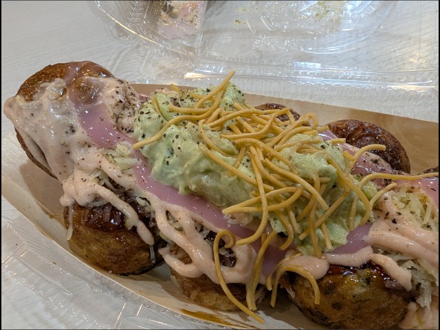 伸び～るモチとアボカド明太 アップ（築地銀だこ）