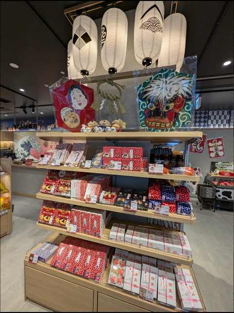 提灯と商品棚（TOBI・BITO SOUVENIR TOKYO）