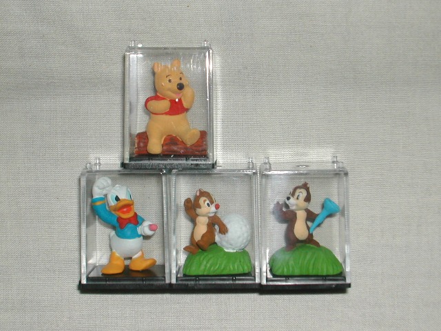 ケース付きフィギュア ドナルド、プー、チップ、デール