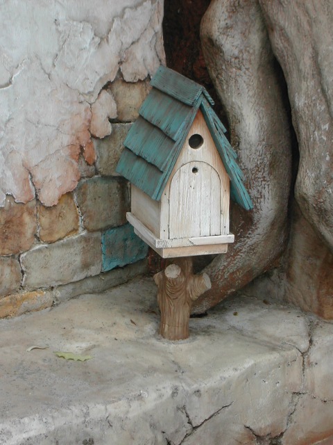 岩壁の家のポスト（クリッターカントリー）