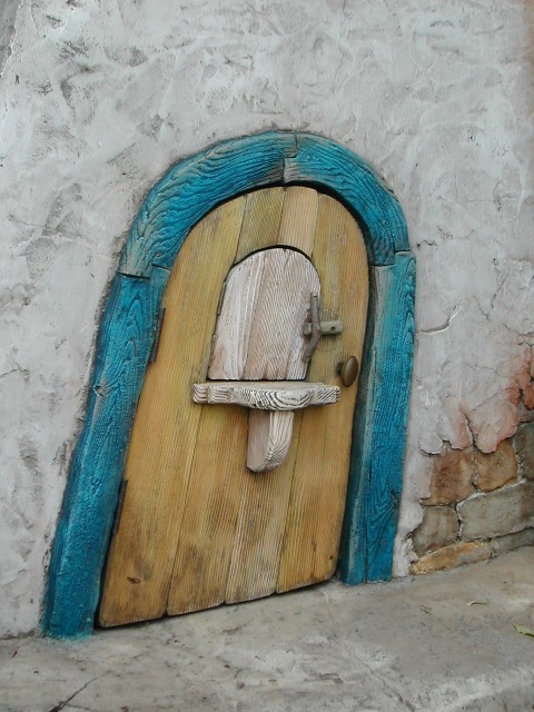 岩壁の家の扉（クリッターカントリー）