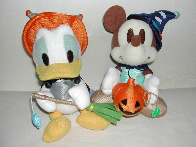 ドナルドとミッキーの魔女ぬいぐるみ
