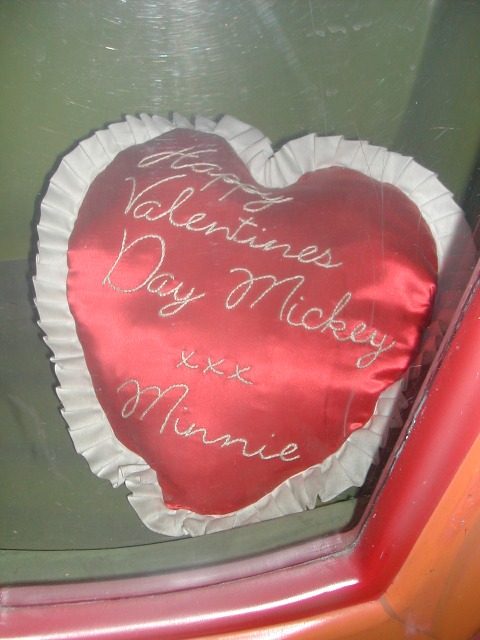 ショーウィンドウのミニーからの刺繍メッセージ（フィガロズ・クロージアー）