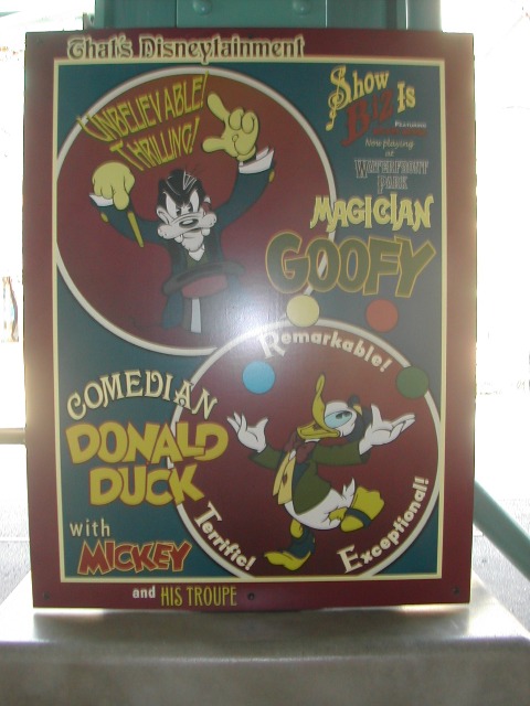 グーフィーとドナルド看板（ザッツ・ディズニーテイメント）