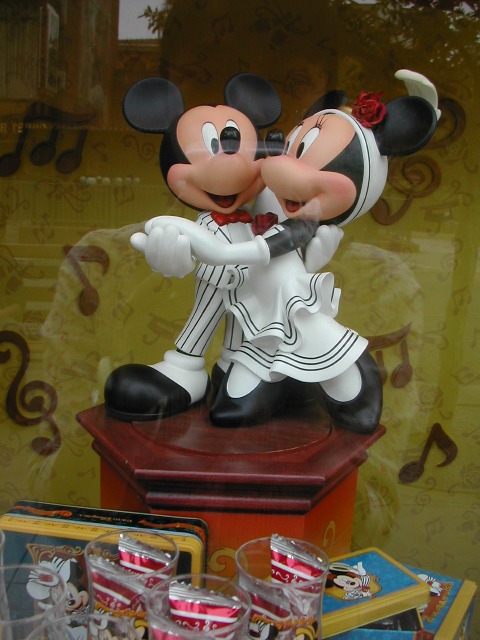 ミッキーとミニー ショッピングウィンドウ（ザッツ・ディズニーテイメント）