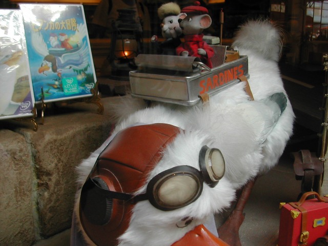 ショーウィンドウ ビアンカ、バーナード、オービル(ハウス・オブ・グリーティング)