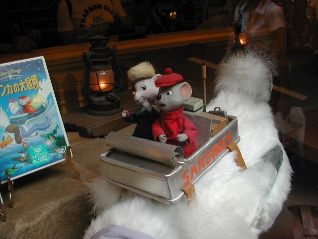 ショーウィンドウ ビアンカ、バーナード、オービル(ハウス・オブ・グリーティング)